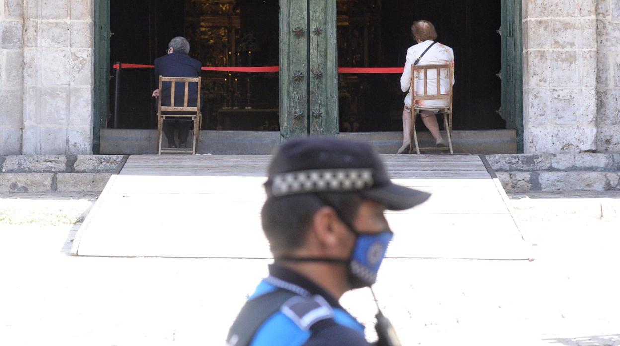 Un agente de la policía municipal custodia el acceso a la Catedral de Valladolid