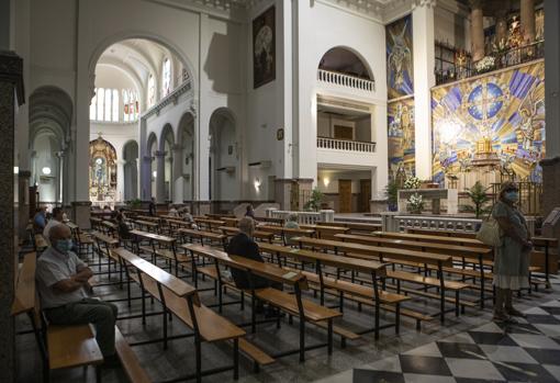 Una treintena de personas acude a la misa en la basílica de Jesús de Medinaceli