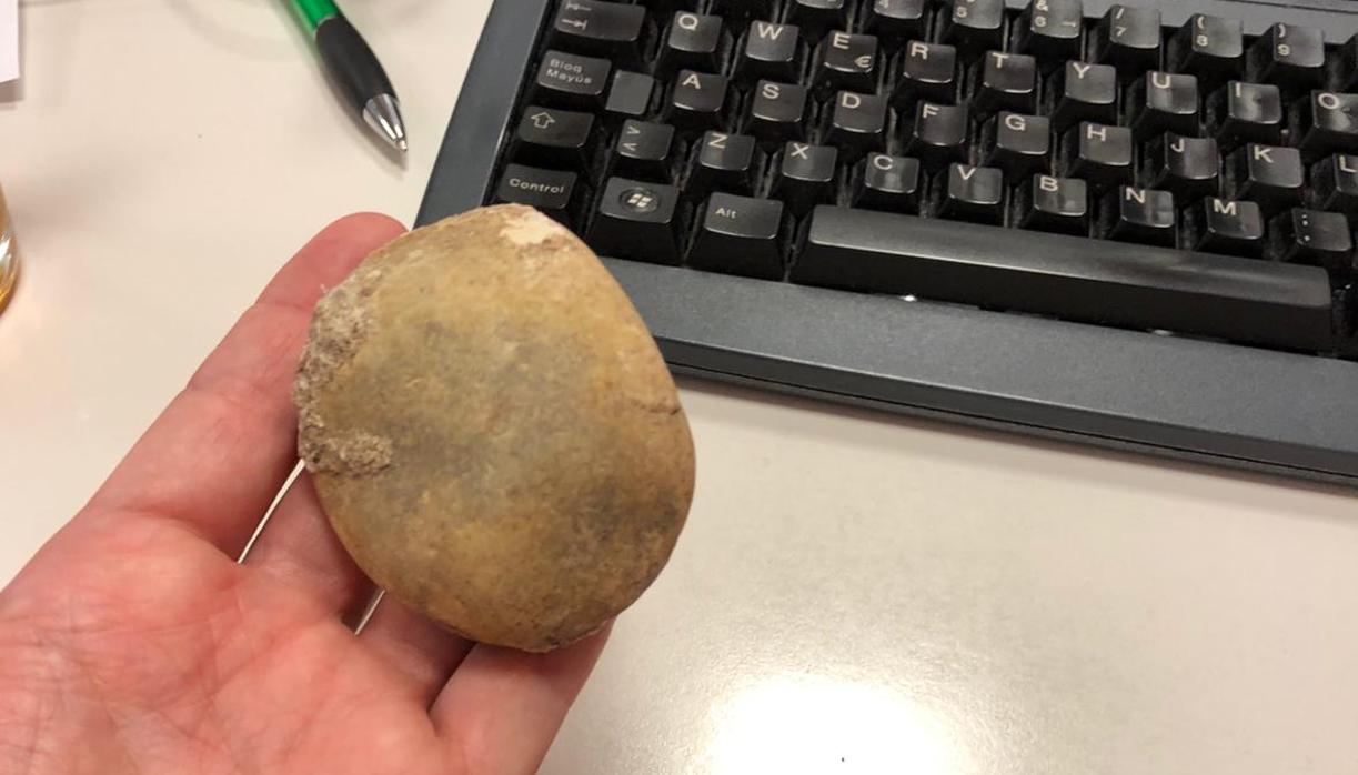 La piedra, arrojada desde el exterior del centro sanitario, es de tamaño considerable