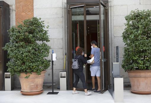 Dos personas entran al museo Thyssen