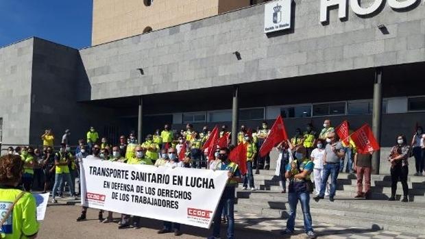 Trabajadores de ambulancias se concentran para reclamar que se cumpla el nuevo convenio