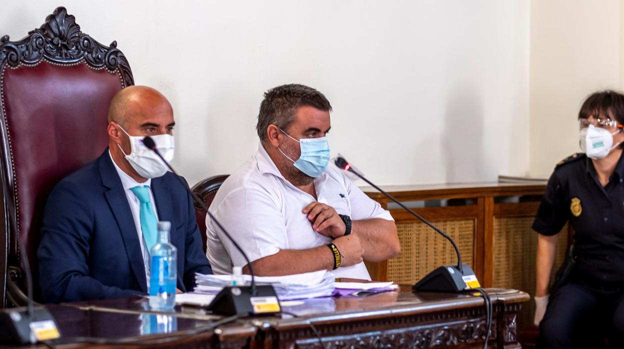 José Rafael García, a la derecha, y su abogado en la primera sesión