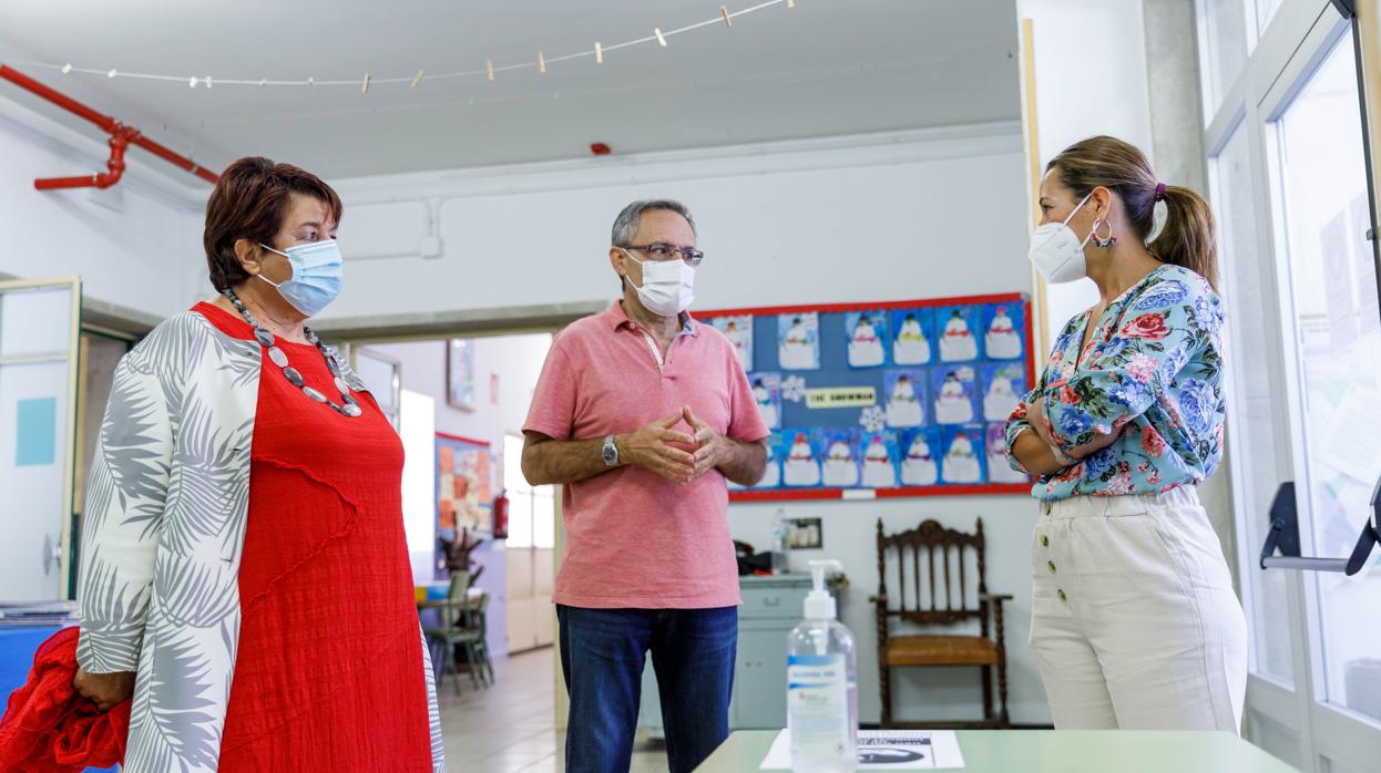 La alcaldesa de Segovia, Clara Luquero, visita un colegio en vísperas del inicio de curso