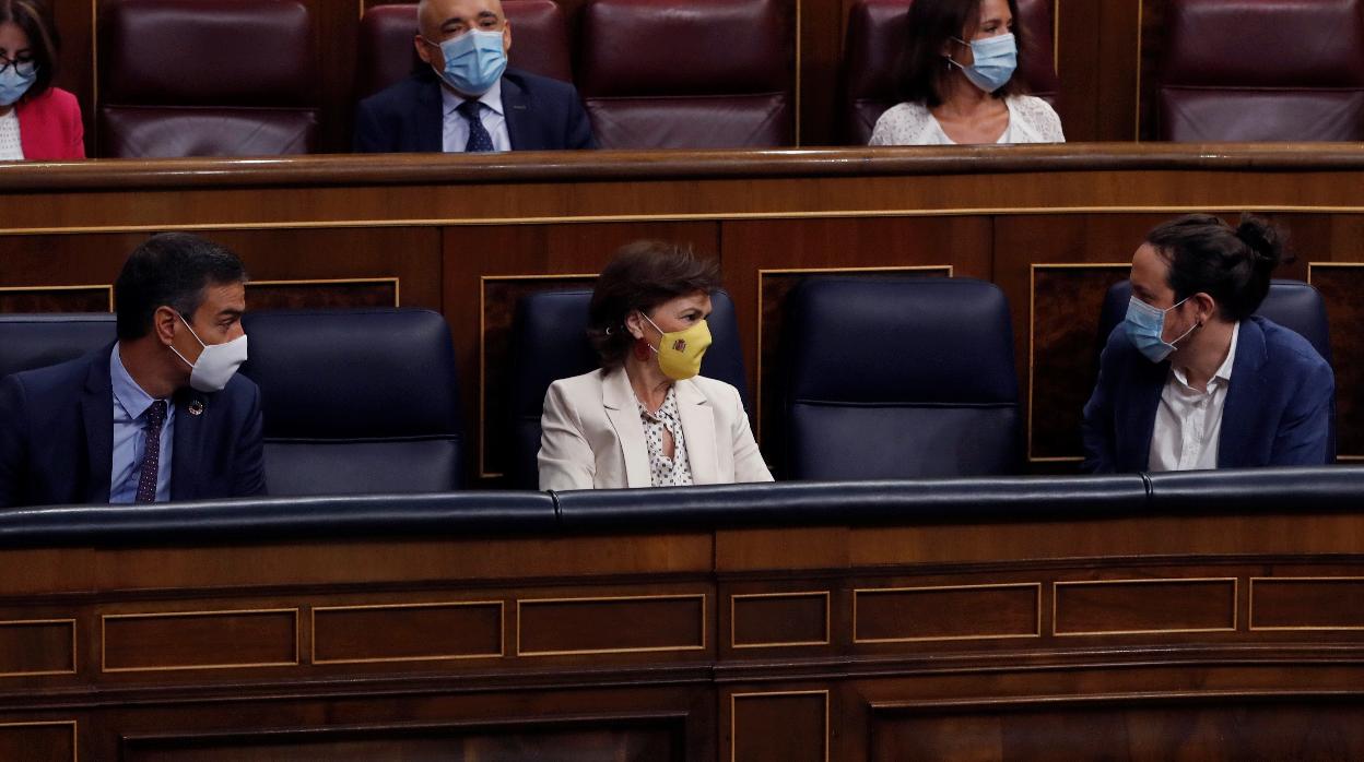 Pedro Sánchez junto a Carmen Calvo y Pablo Iglesias, ayer, en el Congreso de los Diputados
