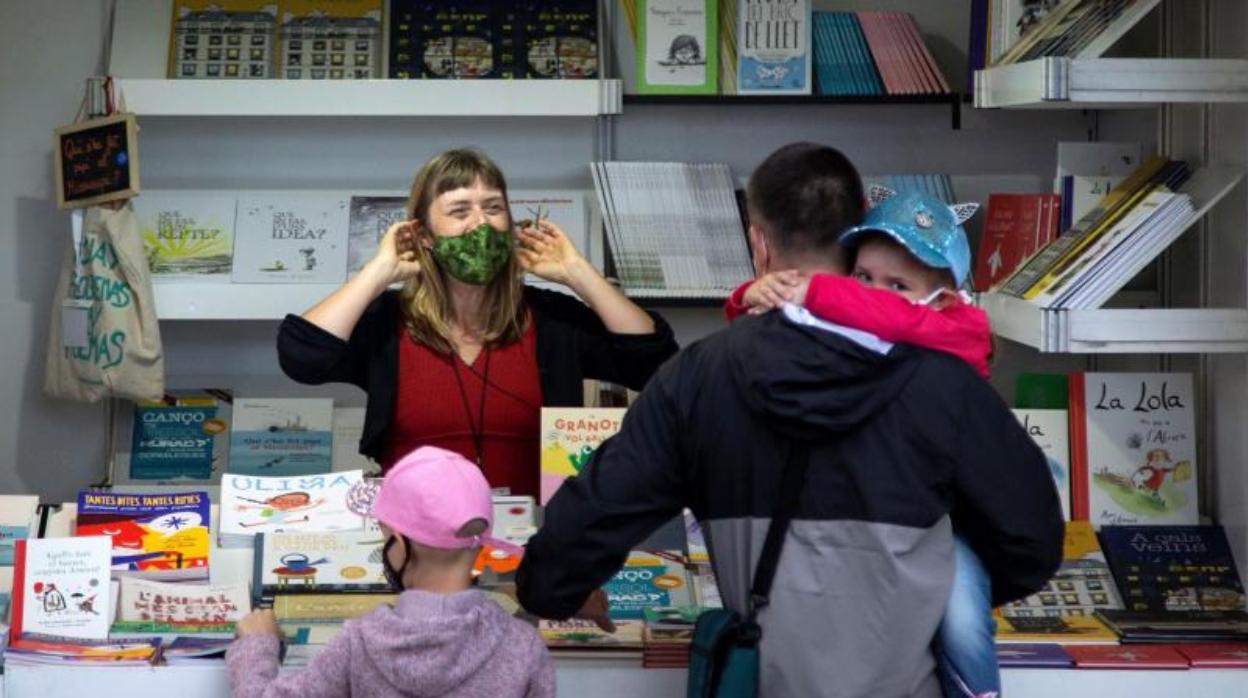 Una familia curiosea en la feria del libro en catalán, este miércoles en Barcelona