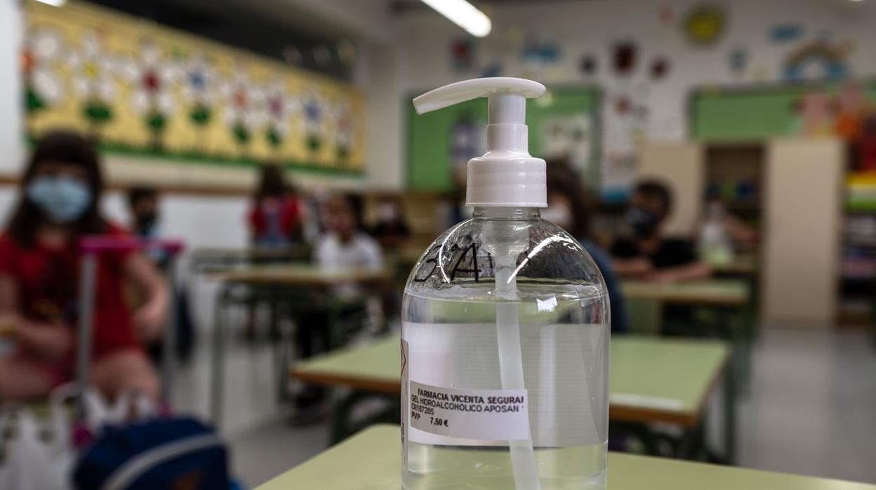 Imagen de un bote de gel hidroalcohólico en un aula de un colegio de Valencia