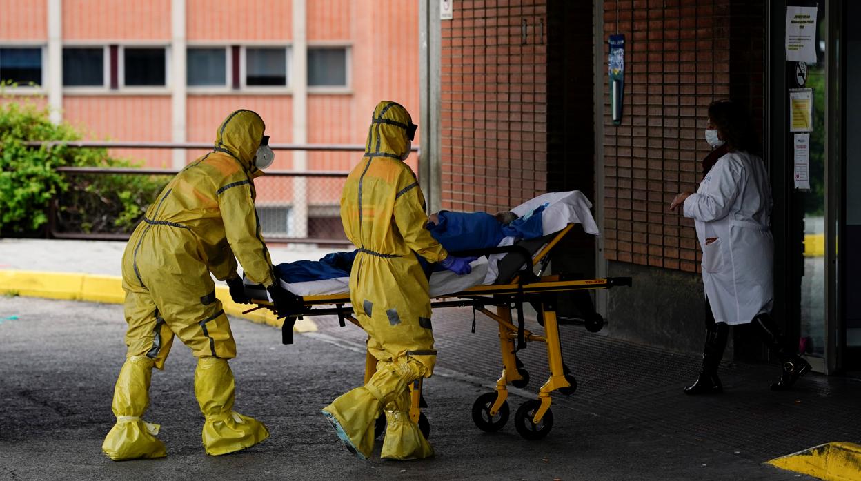 Dos sanitarios trasladan a un enfermo al hospital Severo Ochoa