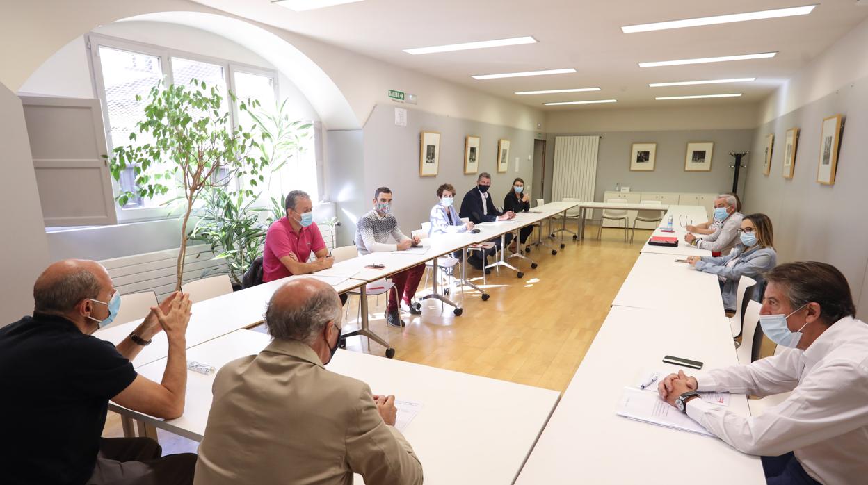 Imagen de la mesa de Coordinación para el Covid en Educación durante la reunión de hoy.