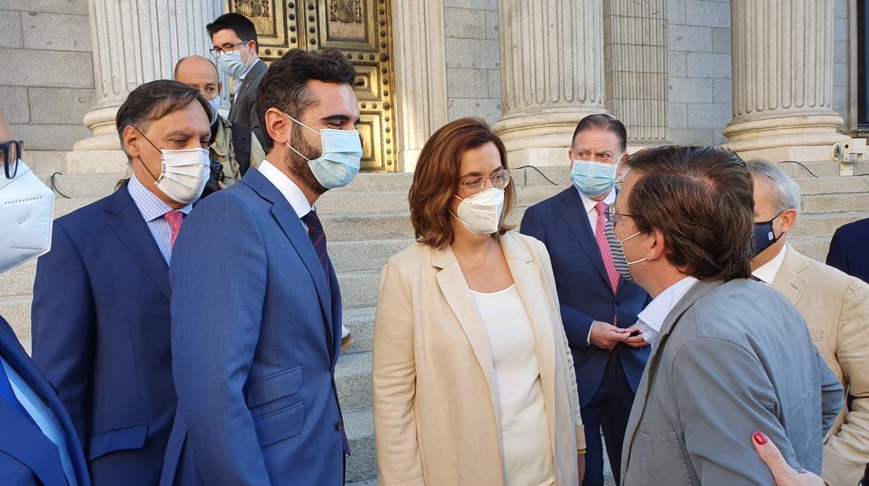 El alcalde de Salamanca y la presidenta de la Diputación de Palencia, frente a las puertas del Congreso junto al alcalde de Madrid