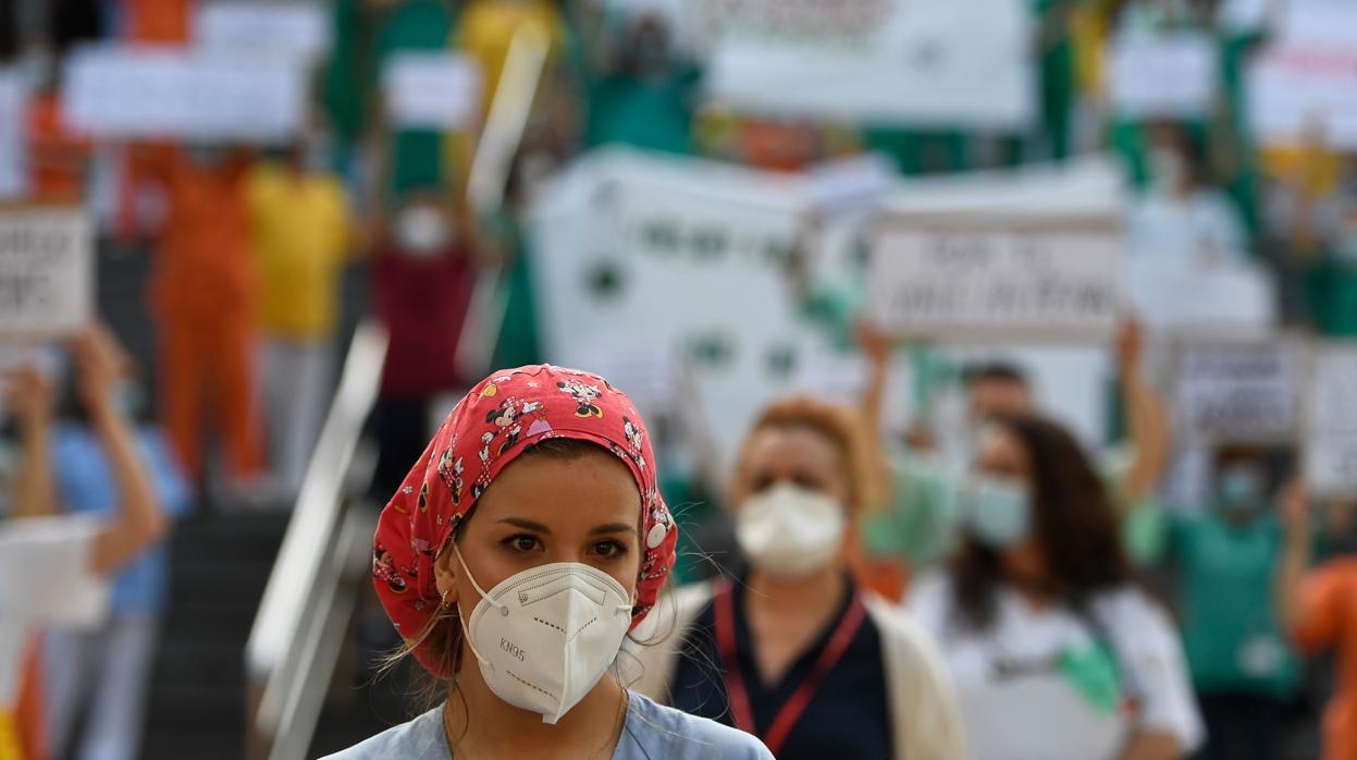 Una sanitaria de Madrid, durante una concentración de profesionales médicos