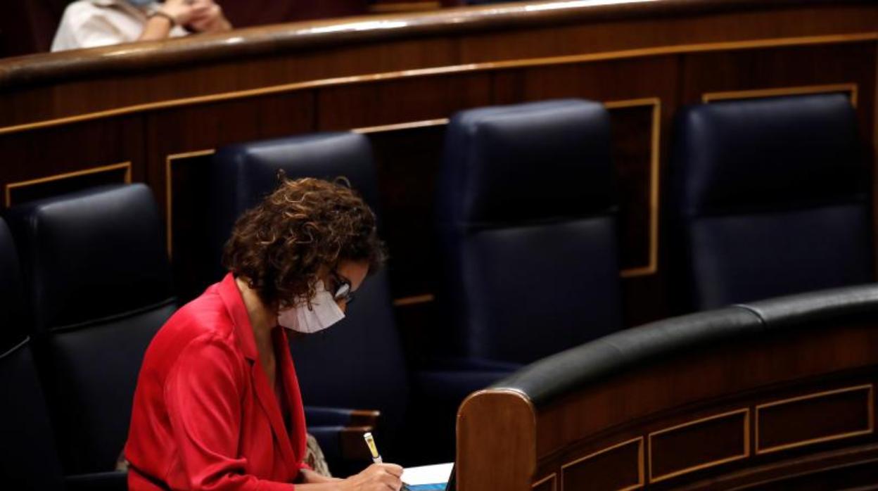 La ministra de Hacienda, María Jesús Montero, ayer en el Congreso, durante el pleno en el que se derogó el decreto