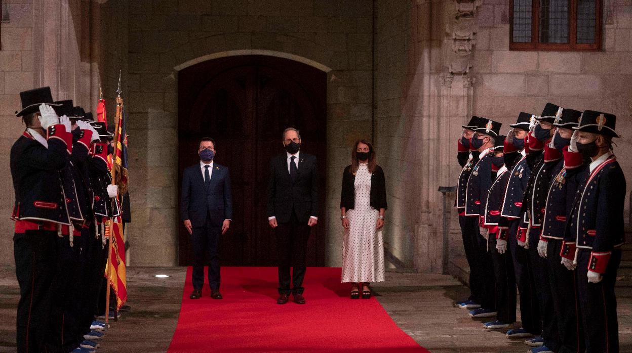 El presidente de la Generalitat, Quim Torra (c), el vicepresidente del Govern, Pere Aragonés (i), y la consellera de Presidencia, Meritxell Budó (d), durante el acto institucional de la Diada