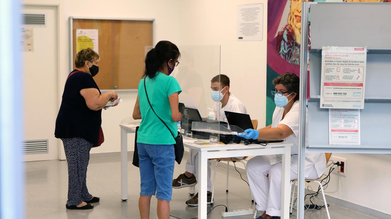 Pacientes de un ambultaroio esperan para realizarse prubas PCR