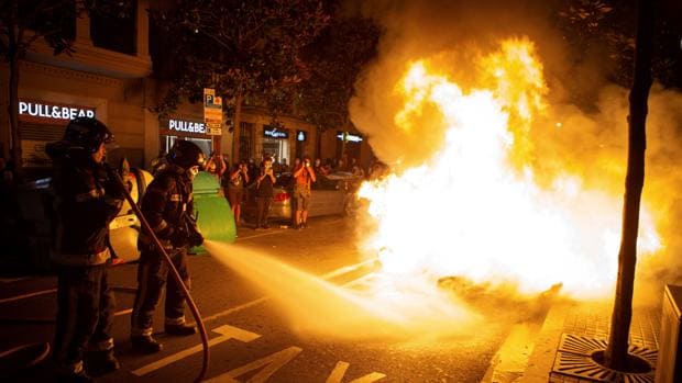 Dos manifestantes de los CDR detenidos por la quema de un contenedor en Gràcia
