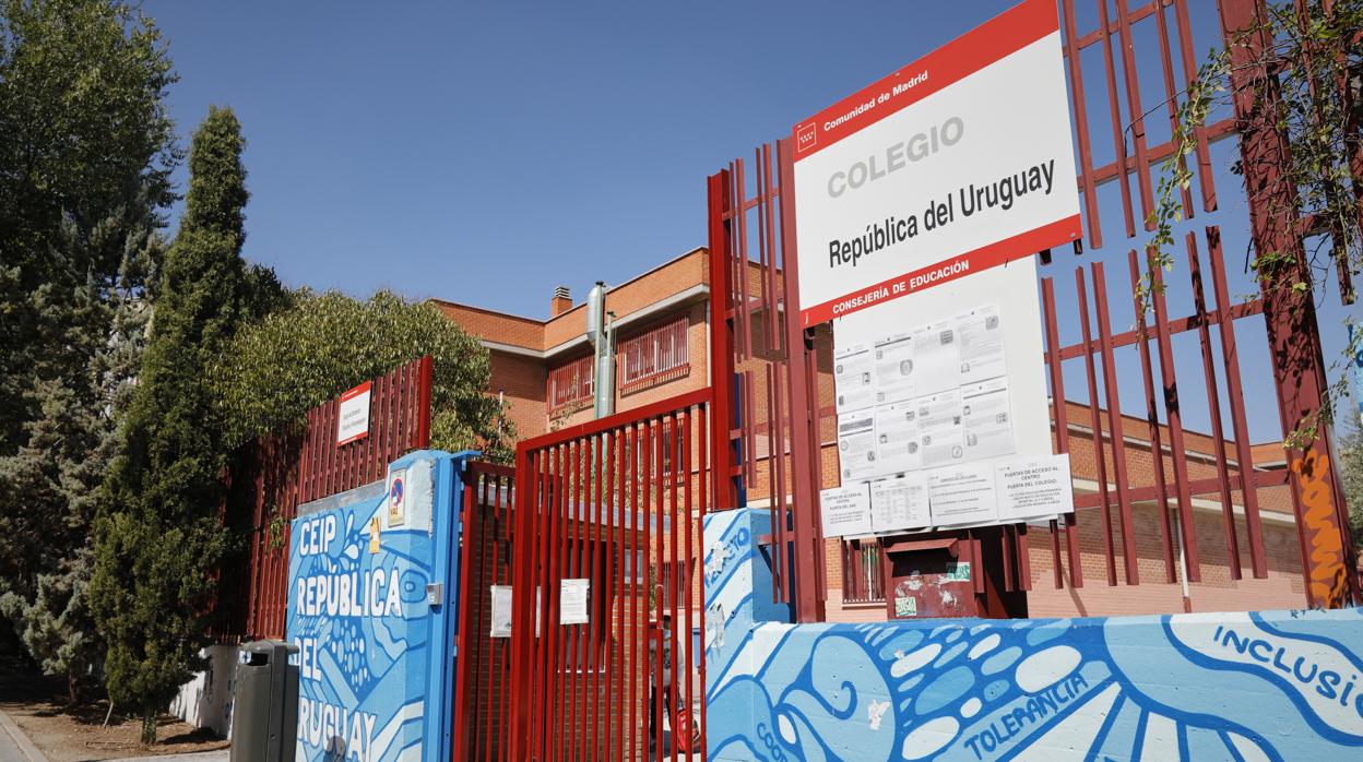 Entrada del CEIP República del Uruguay, que ha confinado un aula por el positivo de una alumna