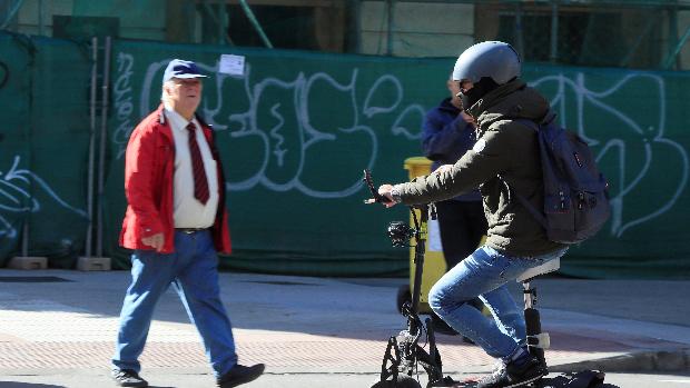 Un menor de 14 años, en estado crítico al chocar su patinente con un coche