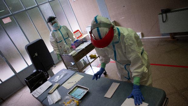 Cataluña notifica 851 nuevos casos y 7 muertes mientras baja el riesgo de contagio