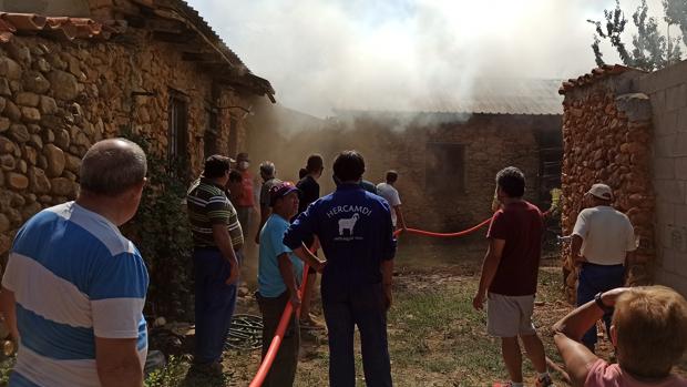 Vecinos de Nogarejas (León) sofocan un incendio originado en una cocina de leña