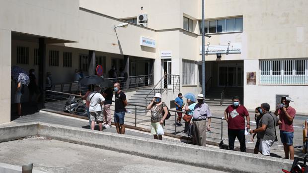 Piden a la Fiscalía de Madrid investigar la gestión de la crisis sanitaria del Gobierno regional