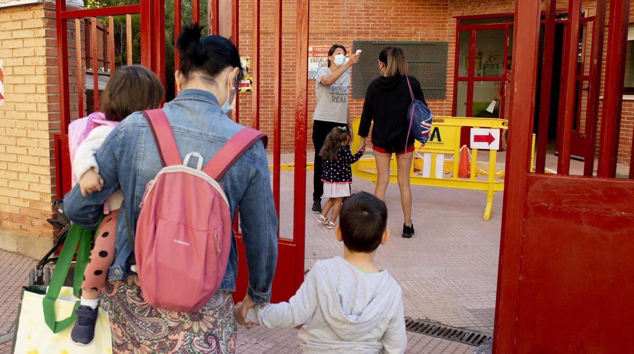 Medidas de seguridad a la entrada de un colegio madrileño