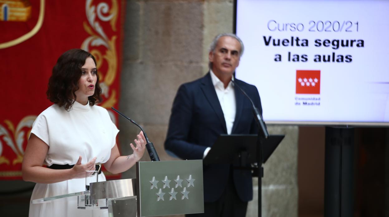 La presidenta madrileña Isabel Díaz Ayuso, junto al consejero de Sanidad, Enrique Ruiz Escudero