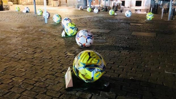 El Ayuntamiento retira los bolardos con el dibujo del balón de la Liga porque los ciudadanos los golpeaban