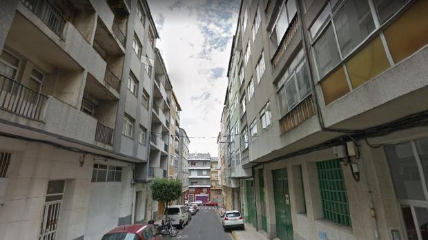 Unos jóvenes tiran por las escaleras a un policía en Lugo tras negarse a parar una fiesta de madrugada