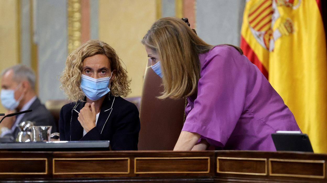 La presidenta del Congreso, la socialista Meritxell Batet, conversa con la popular Ana Pastor