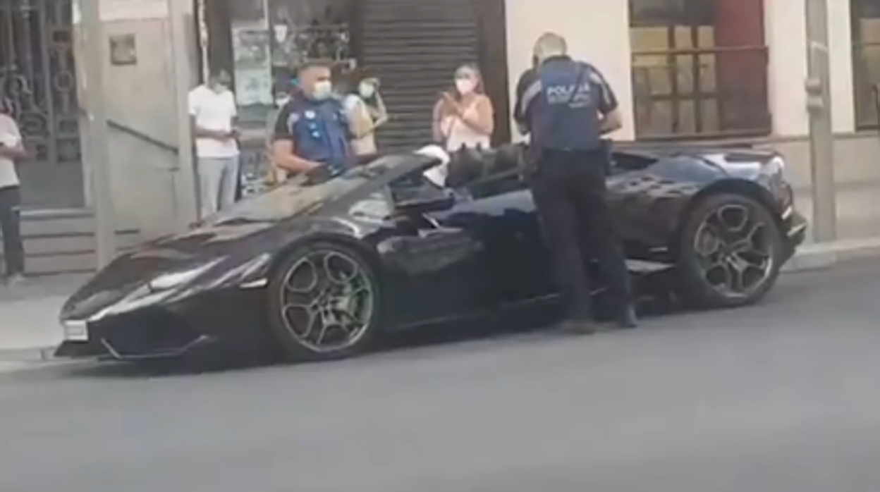 El hombre disfrazado a bordo de un Lamborghini es multado por la Policía Municipal en la capital