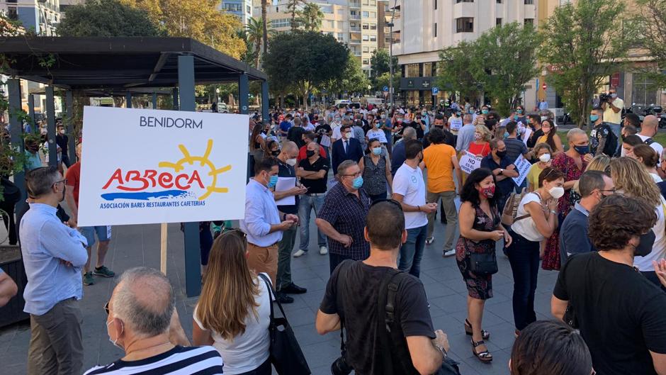 Hosteleros alicantinos protestan contra las limitaciones al ocio y confían en una suspensión como en Aragón