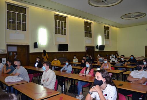 Alumnos de la Ucav en el primer día de curso