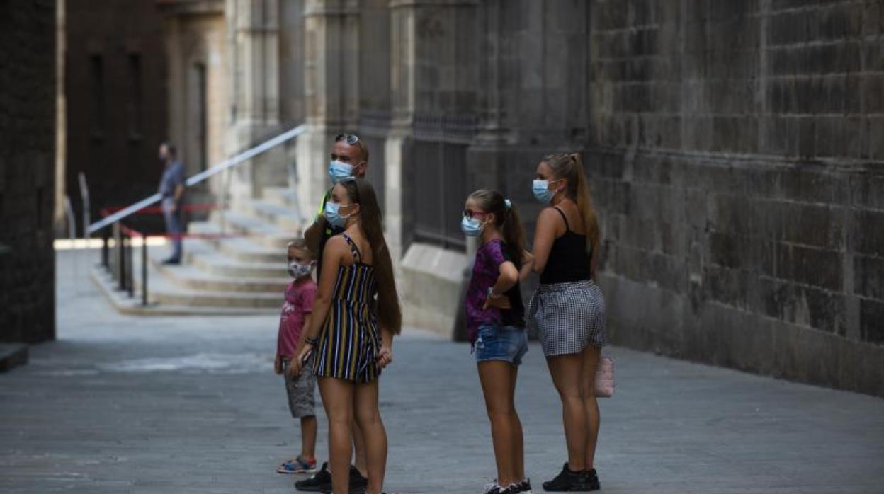 Una familia de turistas pasea por el centro de Barcelona, a finales de agosto