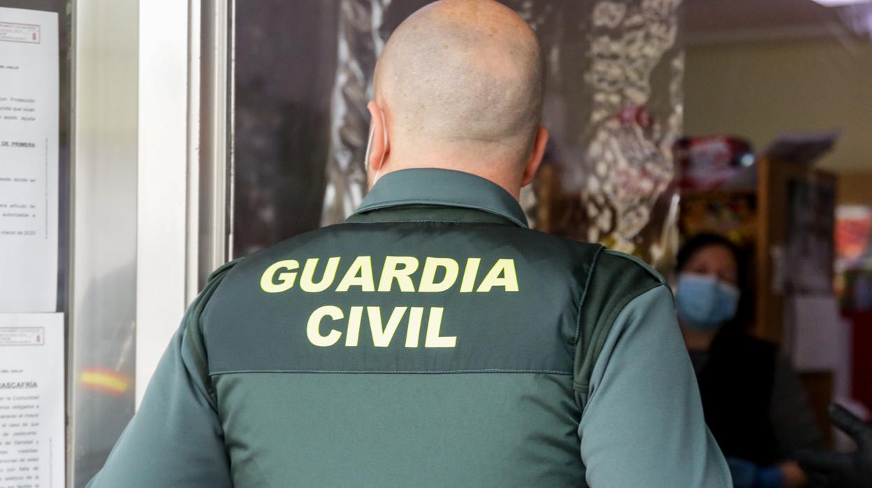 Prisión por clavar una navaja en la mano de un dependiente en una tienda de Palencia