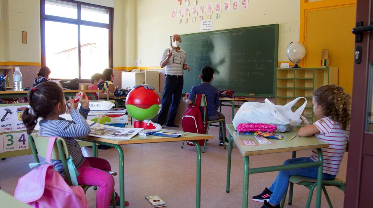 Escolares de Arrabalde, en su primer día de clase al reabrir su colegio