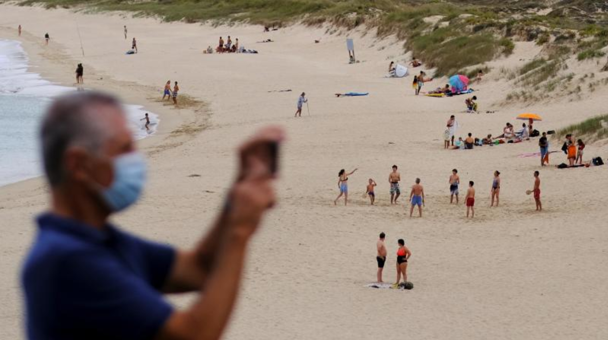 Un hombre saca una foto en la playa