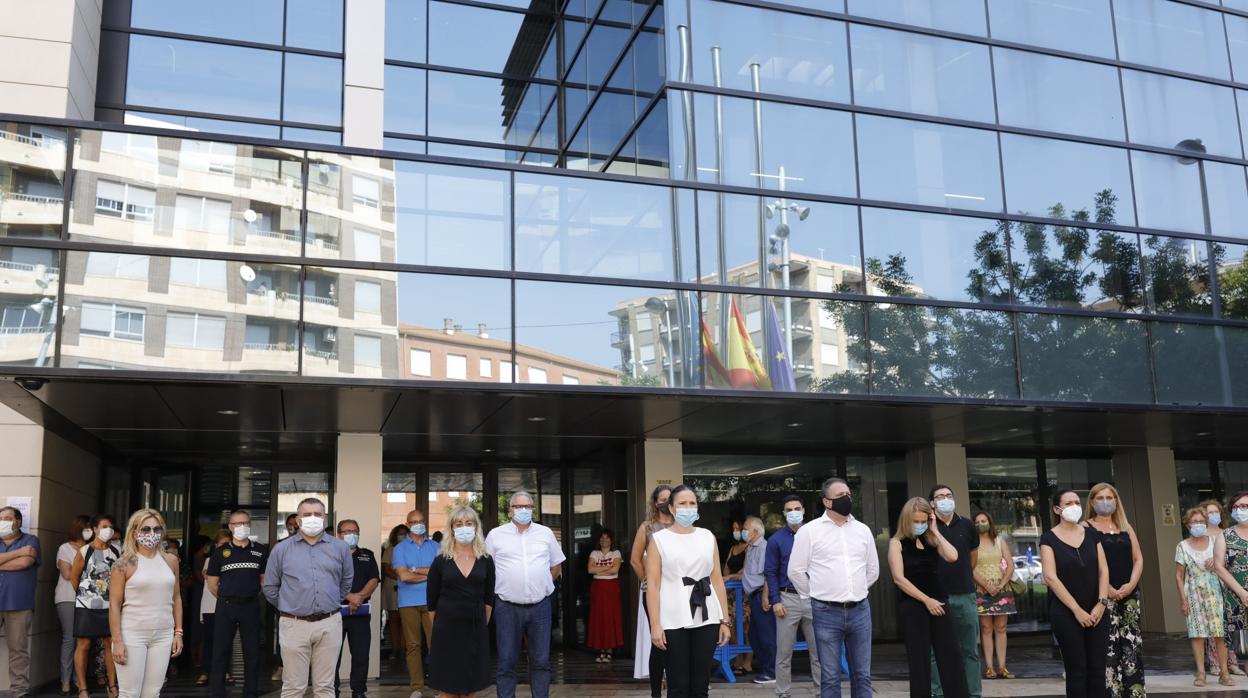 Imagen del día del minuto de silencio celebrado en ALmassora (Castellón) para condenar la muerte de la bebé