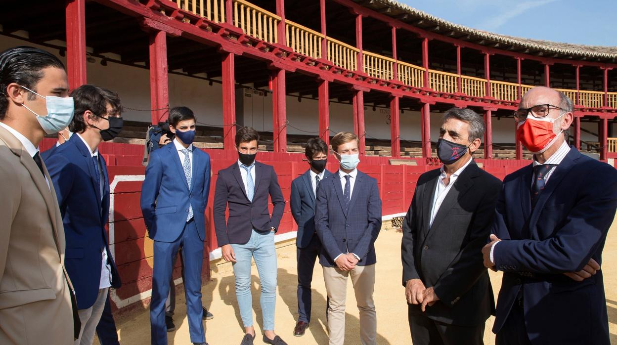 Victorino Martín y Javier Ortega, junto a jóvenes novilleros de la Comunidad