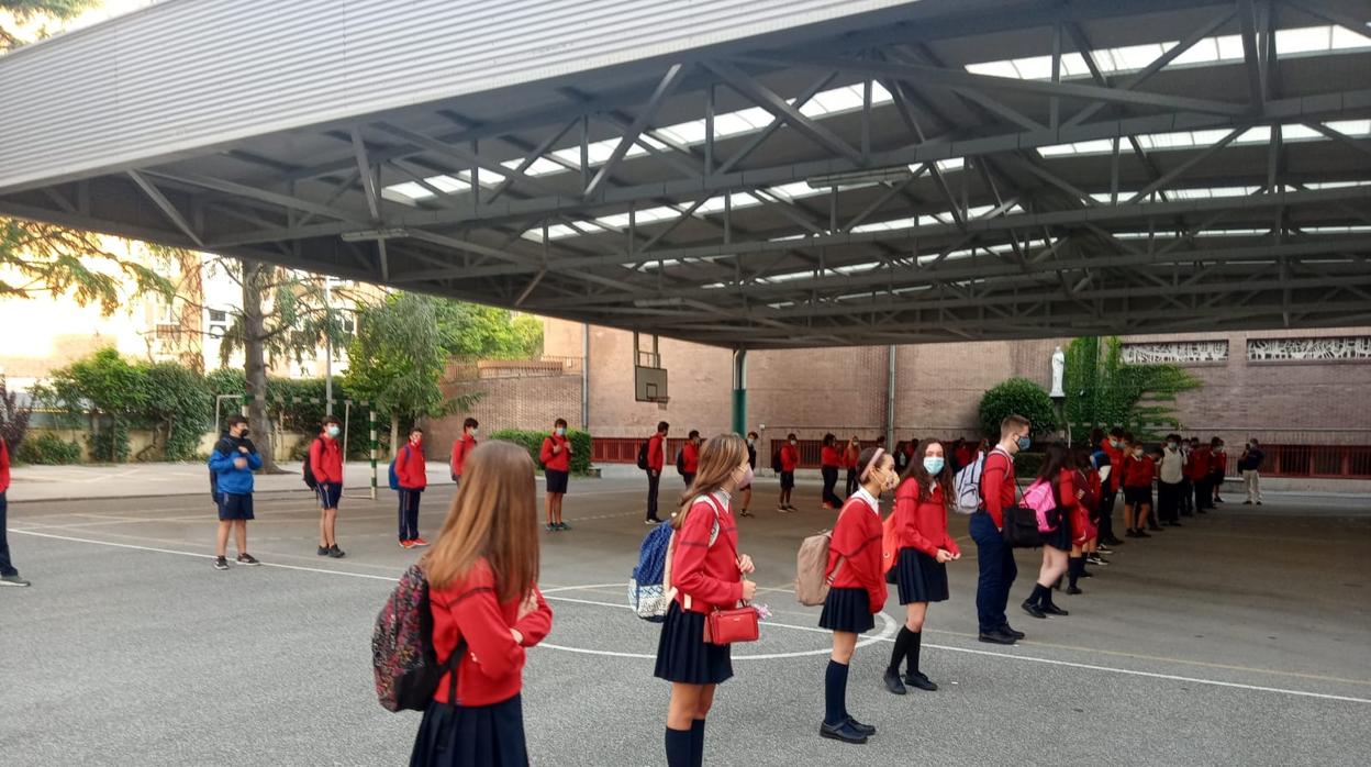 Alumnos de un centro escolar guardando las distancias antes de entrar a las clases