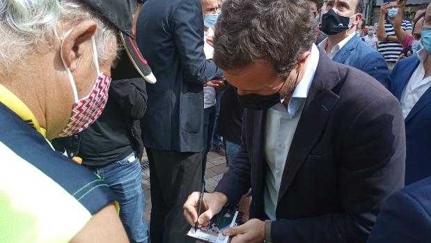 Casado insta a Iglesias a acoger okupas «en su jardín»