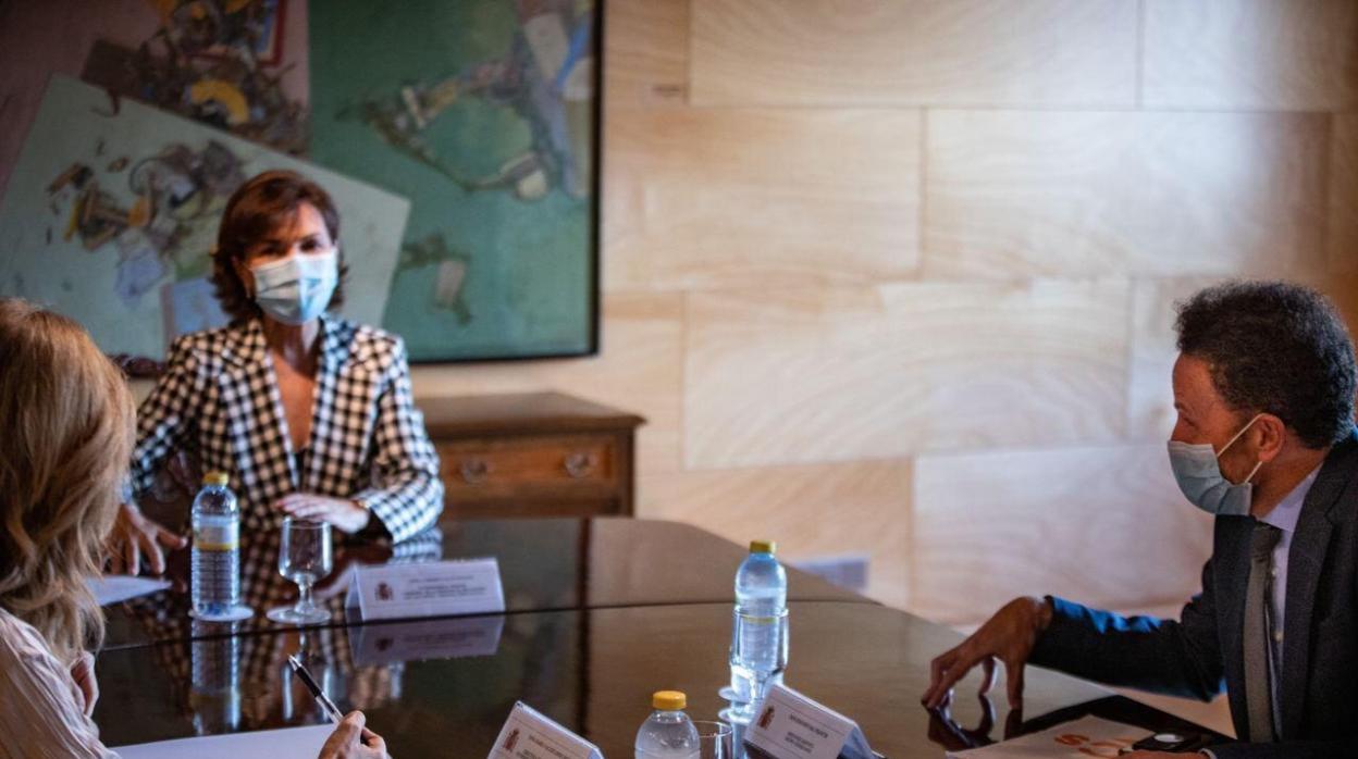 Carmen Calvo y Edmundo Bal, durante la reunión de hoy en el Congreso