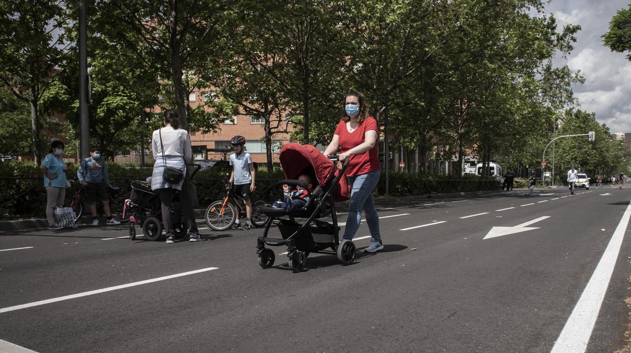 Padres e hijos pasean por una de las calles cortadas al tráfico, el pasado mes de mayo