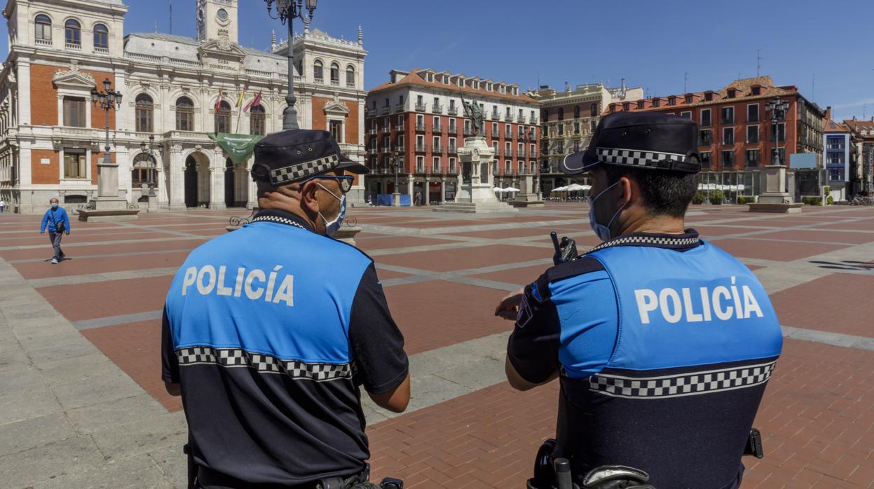 Dos agentes locales, en la Plaza Mayor de Valladolid, donde se calcula que hay 3.000 personas en cuarentena