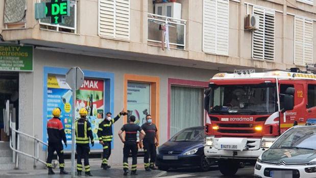 Los Bomberos hallan el cadáver de un hombre en su piso de Torrevieja