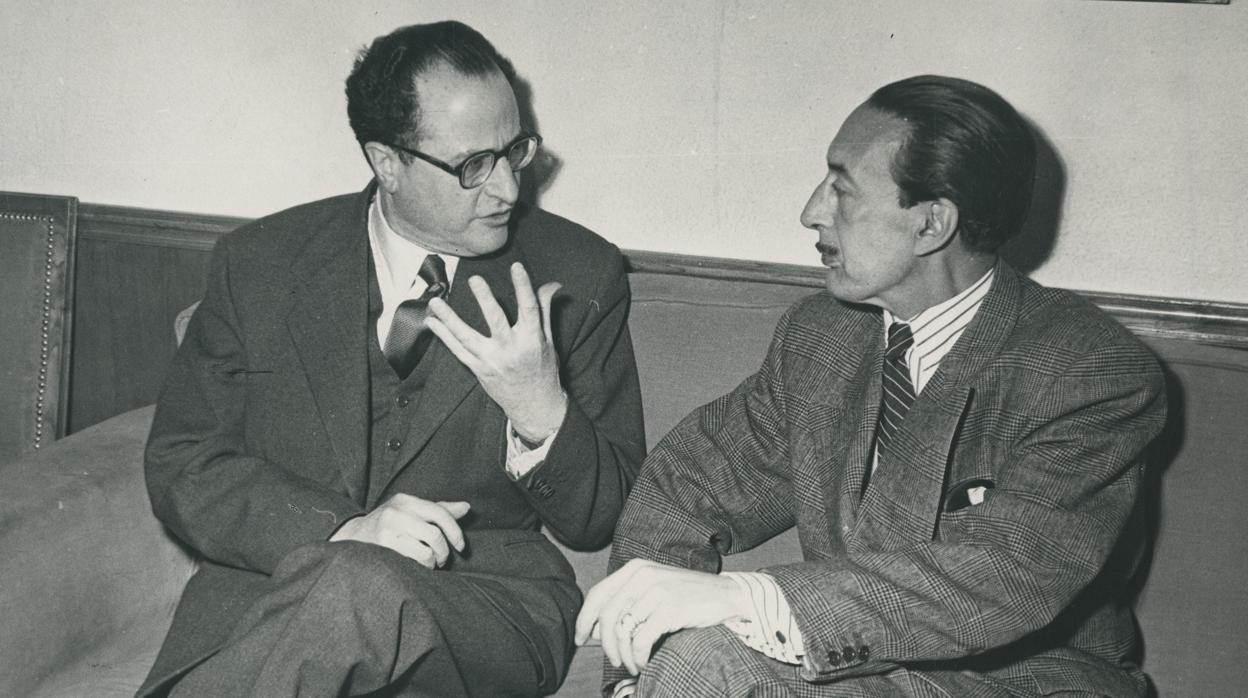 El empresario Pepín Fernández Rodríguez charla con el escritor César González Ruano, en una imagen del archivo de ABC