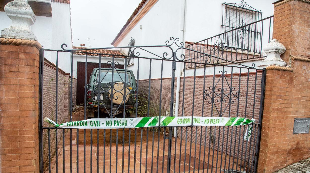 Precinto de la Guardia Civil en el domicilio de Eugenio D.H. de 28 años de edad y nacionalidad española, detenido por el presunto asesinato de Manuela Chavero, en Monesterio, Badajoz (España)