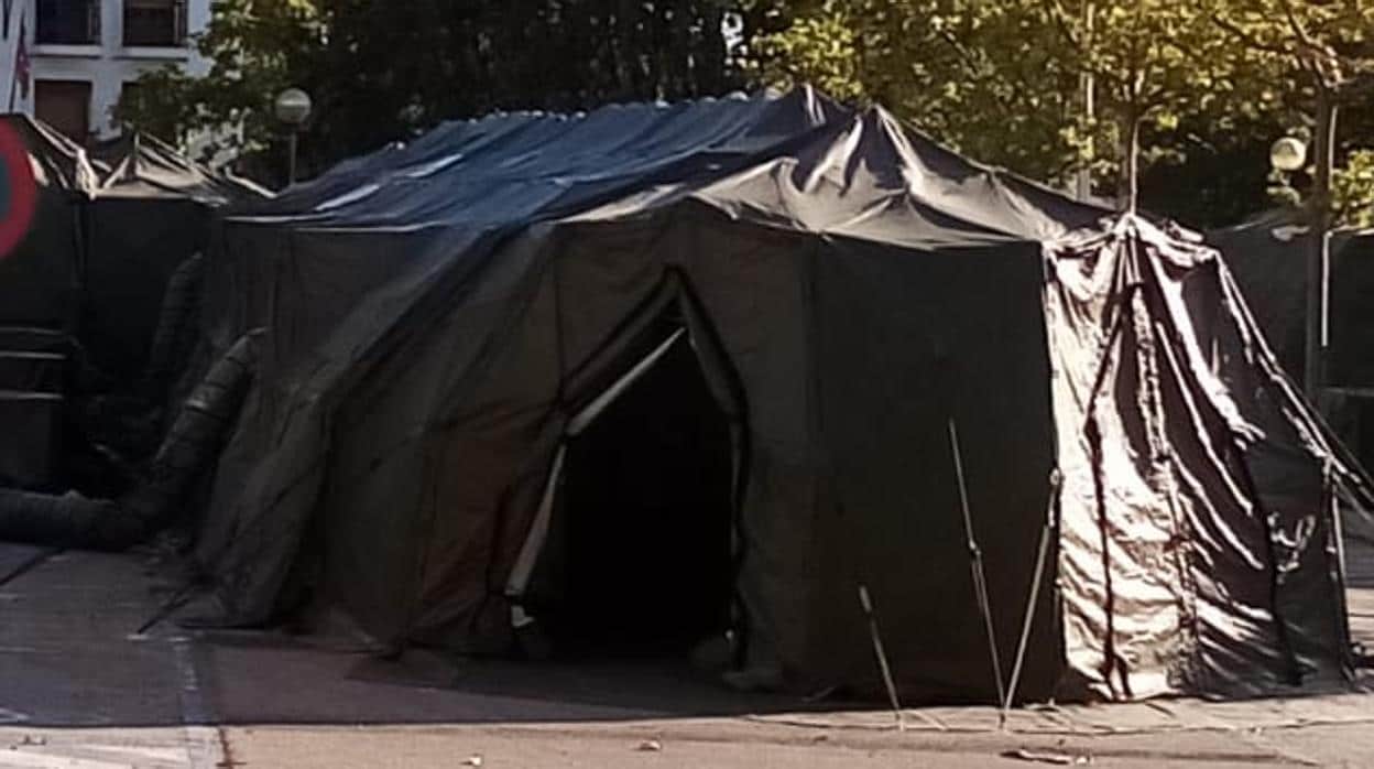 Un grupo de militares despliega tiendas de campaña en el exterior del Gómez Ulla