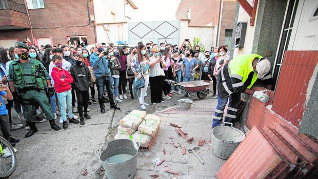 Los vecinos de un pueblo de Valladolid tapian una casa okupada