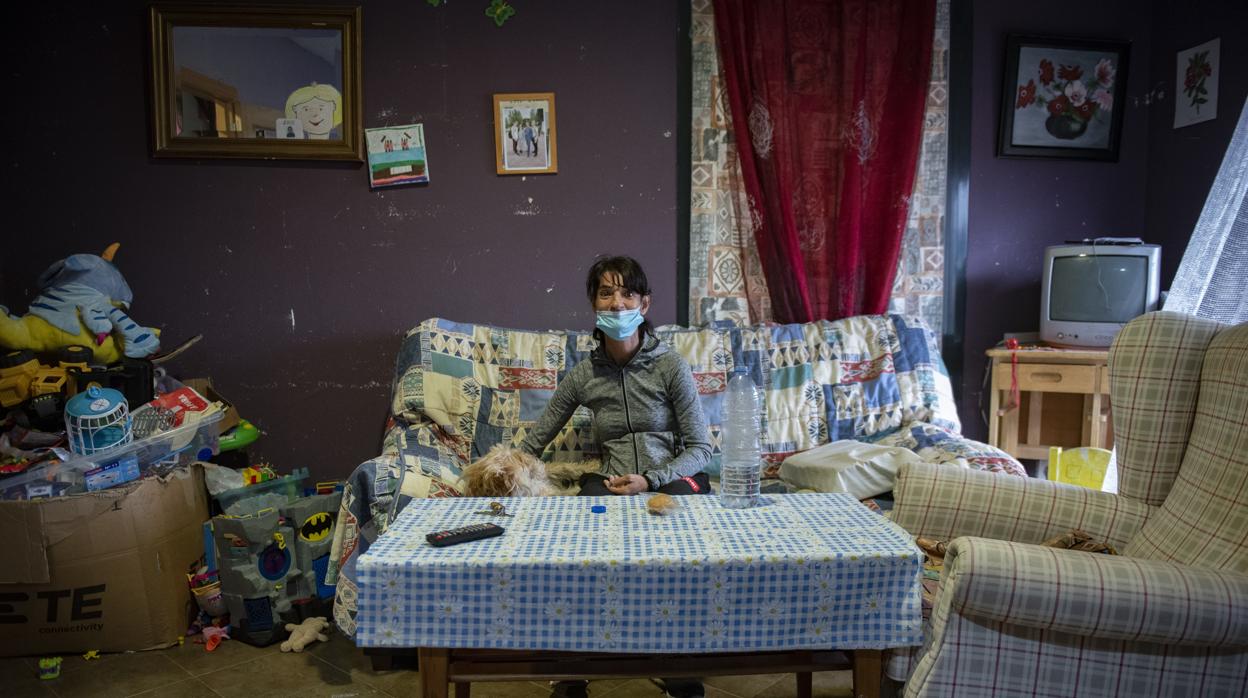 Sara, en el salón del chalé que mantiene okupado