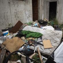 Restos de basura en un patio