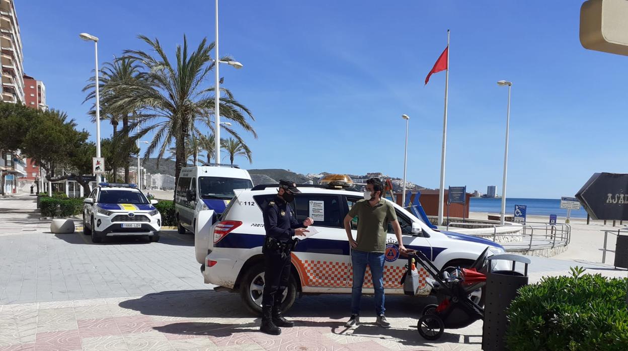 Un agente de la Policía Local en tareas de vigilancia del cumplimiento de las normas de seguridad por el Covid